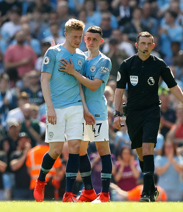 Kevin De Bruyne leaves the field injured 