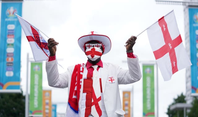 In pictures – England fans arrive as excitement builds for Euro 2020 semi-final PLZ Soccer In pictures – England fans arrive as excitement builds for Euro 2020 semi-final PLZ Soccer