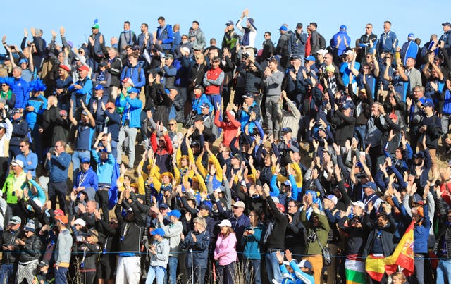 Fans perform the thunder clap in Paris