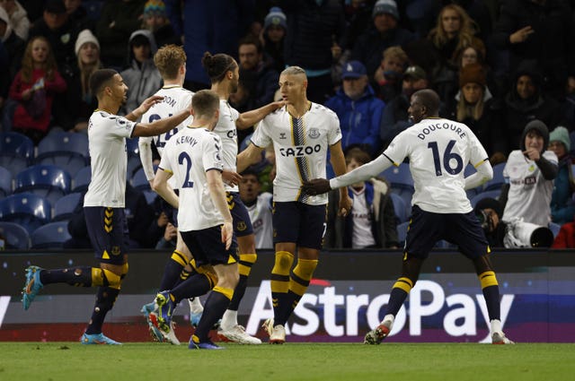 Burnley move within a point of opponents Everton with comeback win