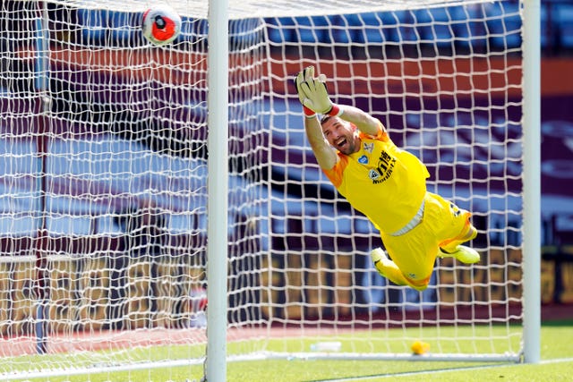 Vicente Guaita tried to keep Villa at bay