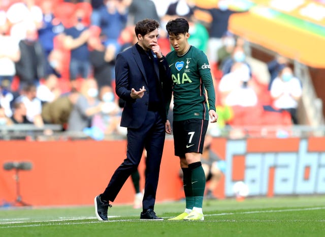 Ryan Mason speaks to Son Heung-min during the Carabao Cup final