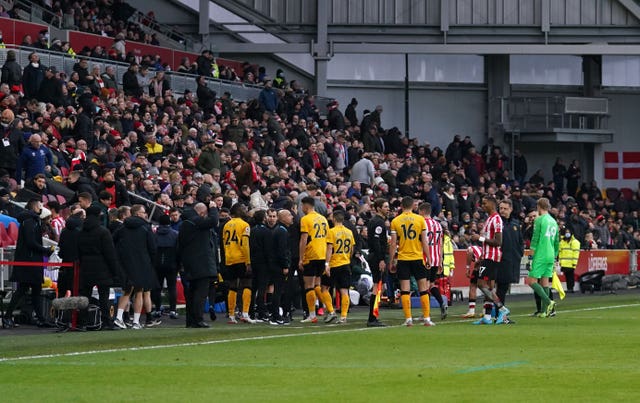 Brentford and Wolves players leave the pitch after a drone was spotted flying over Molineux