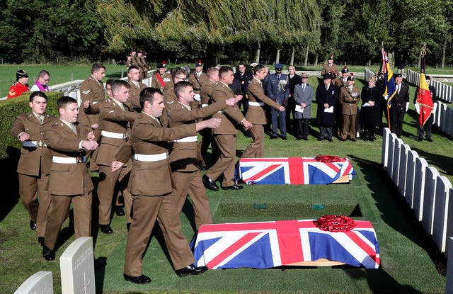 Burial of thirteen WWI soldiers