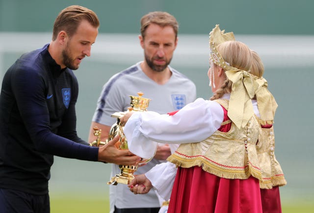 Gareth Soutgate and Harry Kane receive traditional welcome gifts in Zelenogorsk