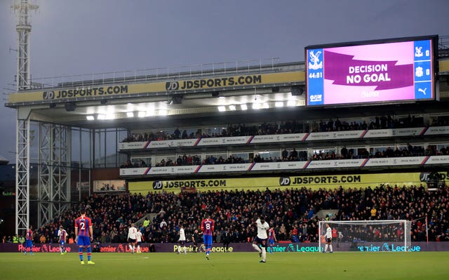 VAR rules out the goal scored by Crystal Palace’s James Tomkins