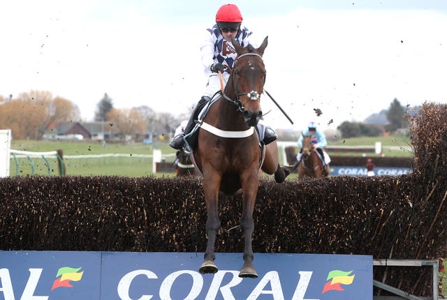 Dusart jumps the last