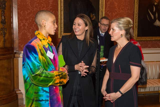 A Condessa de Wessex, certo, com o modelo Adwoah Aboah, à esquerda, e diretor executivo do British Fashion Council Caroline Rush, centro (Dominic Lipinski / PA)