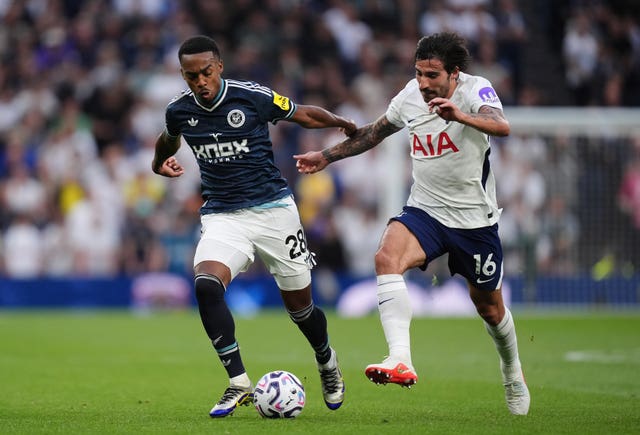Sandro Tonali fights for the ball