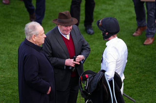 Nico de Boinville deep in conversation with Nicky Henderson and owner Michael Buckley