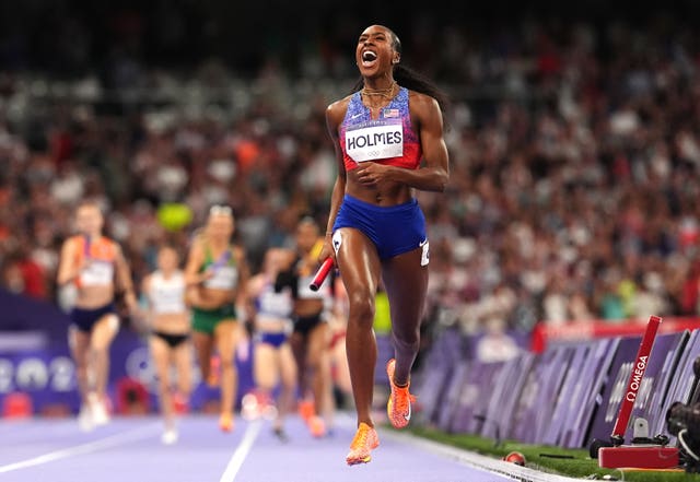 Alexis Holmes celebrates winning gold in the women’s 4x400m relay final