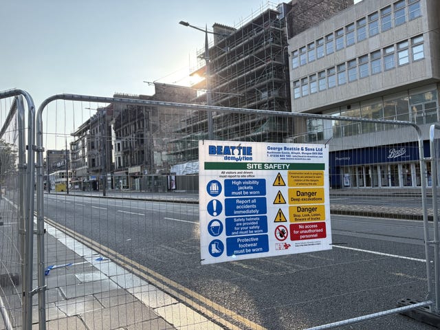 Fencing closing Princes Street