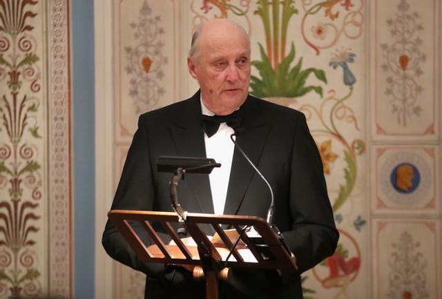ing Harald V of Norway makes a speech at a dinner with the Duke and Duchess of Cambridge in 2018