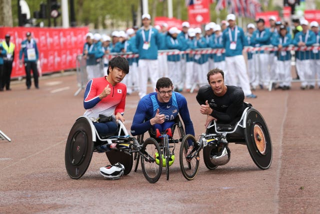 USA's Dan Romanchuk, centre, won the men's wheelchair race