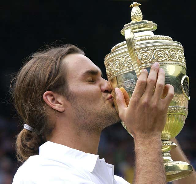 Roger Federer kisses the Wimbledon trophy in 2003