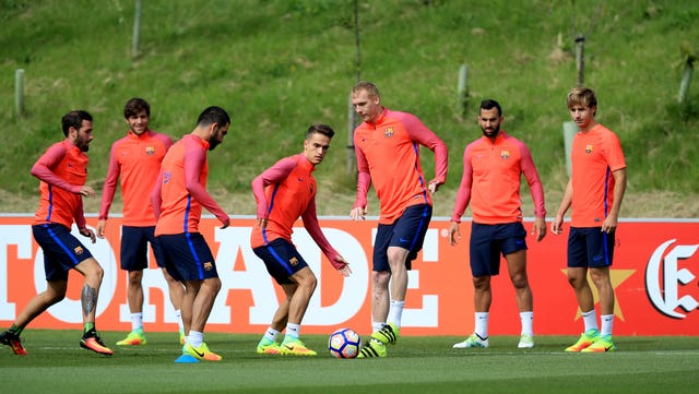 Denis Suarez (centre) in training. (PA)