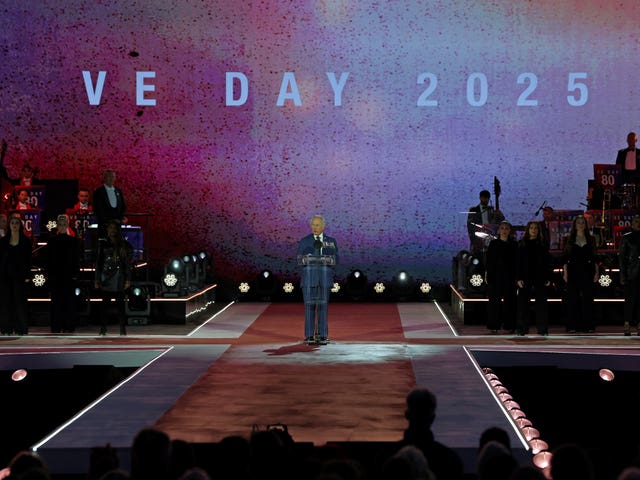 The King delivering his speech