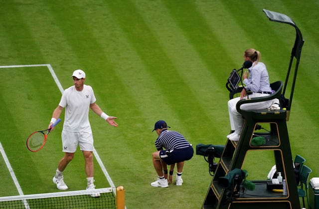 Andy Murray speaks to the umpire