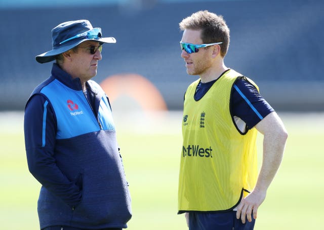 Trevor Bayliss, left, and Eoin Morgan in conversation during a nets session