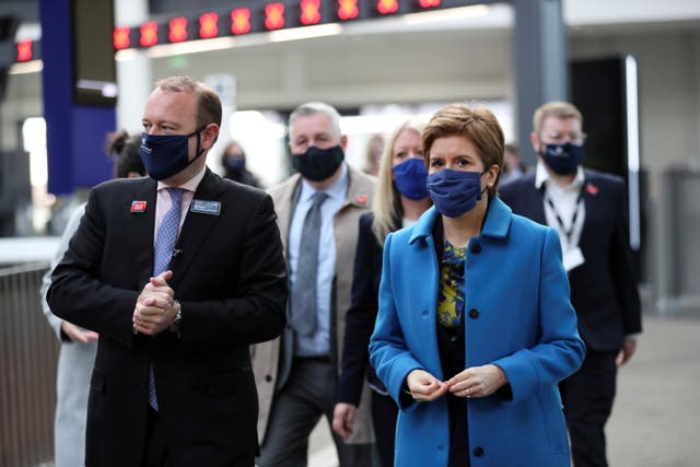 Nicola Sturgeon and Alex Hynes in Queen Street Station