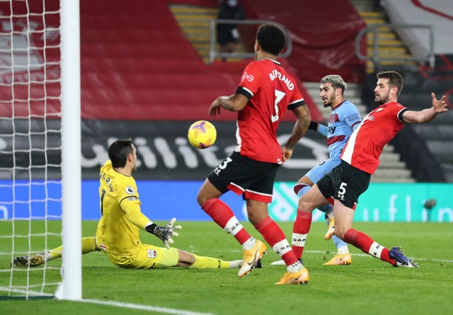 Alex McCarthy in action for Southampton