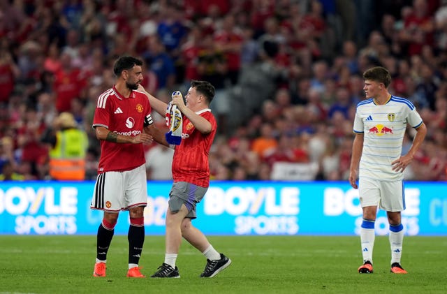 A young fan approaches Bruno Fernandes