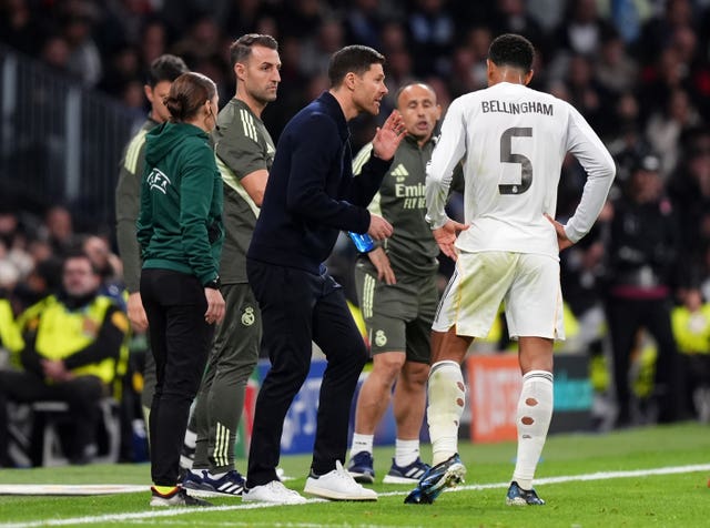Real Madrid manager Xabi Alonso, centre, speaks with Jude Bellingham, right, during the defeat to Manchester City