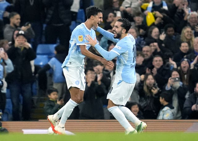 Vitor Reis (left) celebrates