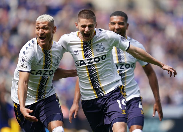 Vitaliy Mykolenko (centre) celebrates for Everton