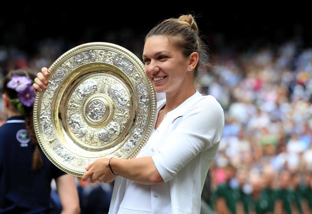 Simona Halep with the Wimbledon trophy