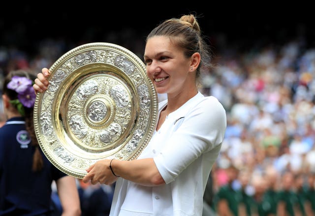 Simona Halep with the Wimbledon trophy 