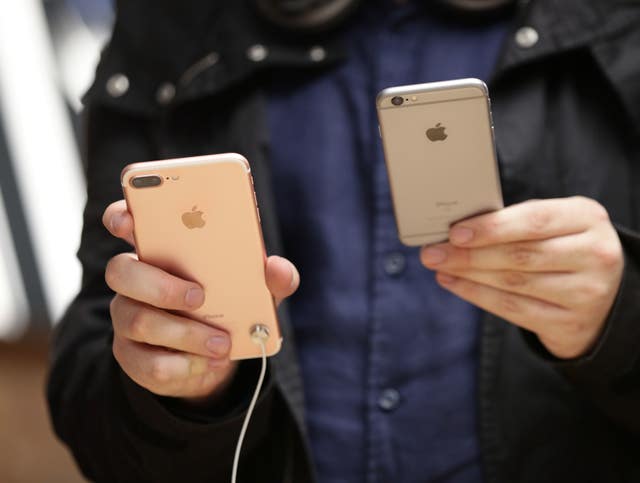 A man holding an iPhone 7
