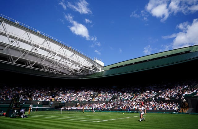 The roof stayed open despite two rain showers