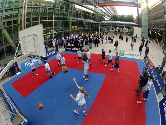 The Great Britain Basketball team with children from the Kingston Wildcats