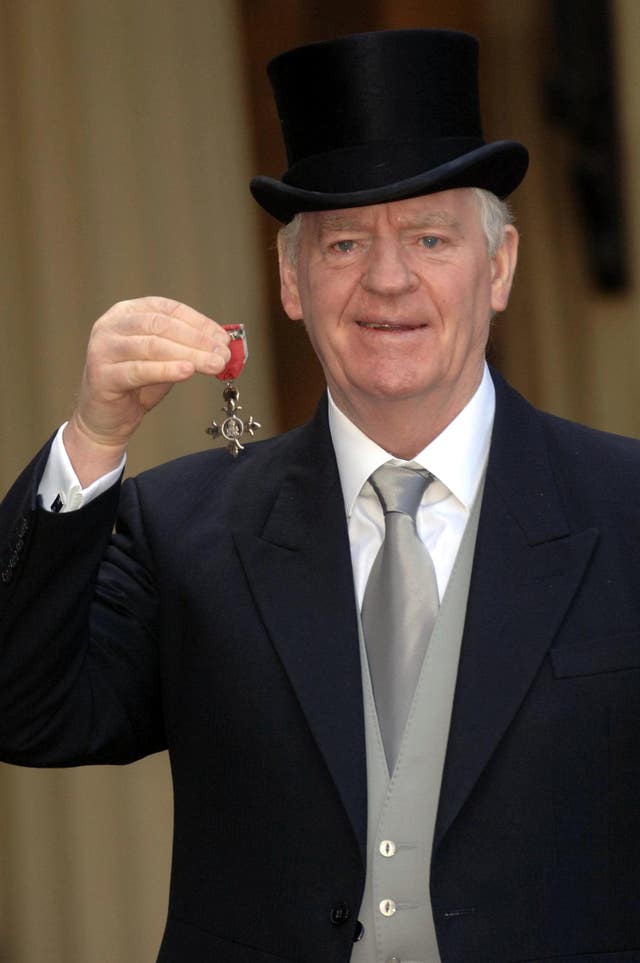 Former Northern Ireland football manager Lawrie McMenemy appointed Chris Nicholl as his assistant