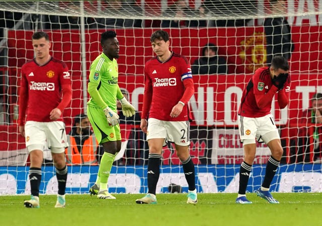 Manchester United players look dejected