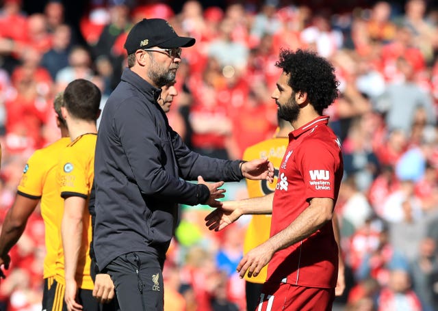 Liverpool v Wolverhampton Wanderers - Premier League - Anfield "data-copyright-holder =" Wired "data-copyright-notice =" Wired / PA "data- credit = "Peter Byrne" data-use-terms = "EDITORIAL USE ONLY No use with unauthorized audio, video, data, match lists, logo of unauthorized clubs / leagues or unauthorized" live "services. Online use in the game limited to 120 frames, no video emulation. No use in publications of bets, games or clubs / leagues / unique players "srcset =" https://image.assets.pressassociation.io/v2/image/production/6d76485320c5363a54a8221841e53a7aY29udGVudHNlYXJUCwxxUU3H /image.assets.pressassociation.io/ v2 / image / Production / 6d76485320c5363a54a8221841e53a7aY29udGVudHNlYXJjaCwxNTU3NzcyMjE3 / 2.42822960.jpg? w = 640 640W, https://image.assets.pressassociation.io/v2/image/production/6d76485320c5363a54a8221841e53a7aY29udGVudHNlYXJjaCwxNTU3NzcyMjE3/2.42822960.jpg? w = 1280 1280w "sizes =" (maximum width: 767px) 89vw, (maximum width: 1000px) 54vw, (maximum width: 1071px) 543px, 580px "/>
 
<figcaption>Klopp's consoles, Mohamed Salah, after Liverpool's first league game against Liverpool. (Peter Byrne / PA)</figcaption></figure>
</p>
<p><!-- EMBED END Image { id: 