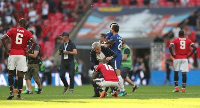 Mourinho consoles his players after losing the 2018 FA Cup final to Chelsea