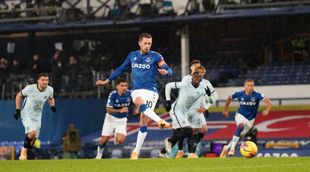 Gylfi Sigurdsson rolled in a cool penalty to end Chelsea's unbeaten run