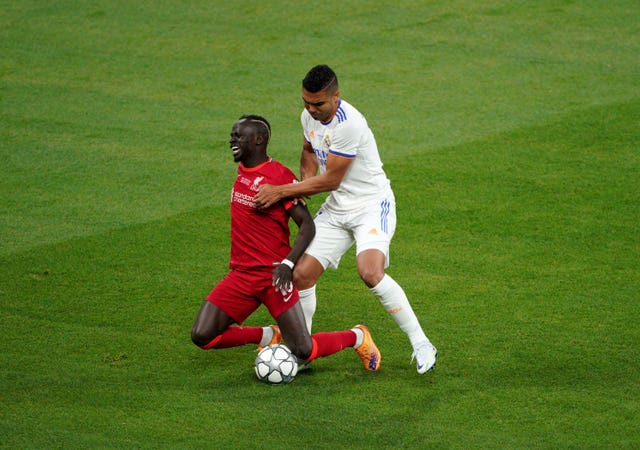 Sadio Mane and Casemiro clash