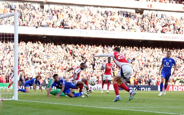 Arsenal strike twice in stoppage time to see off stubborn Leicester