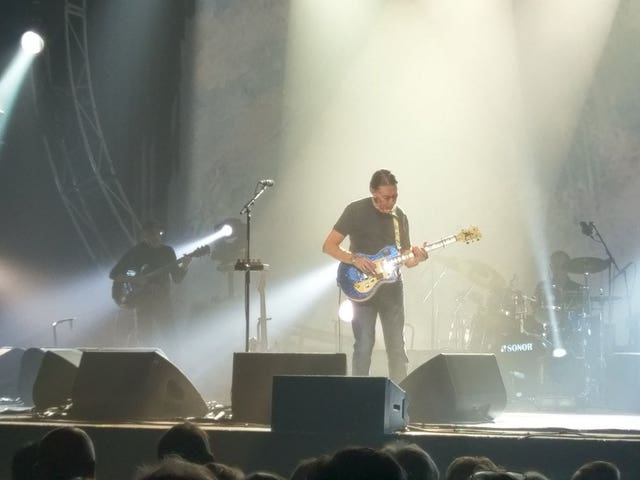 Chris Rea collapses on stage