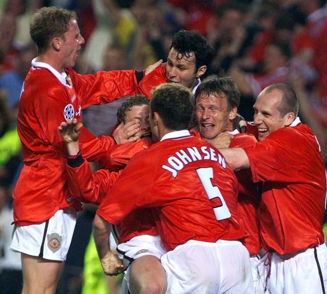 Manchester United's players mob match-winner Ole Gunnar Solskjaer