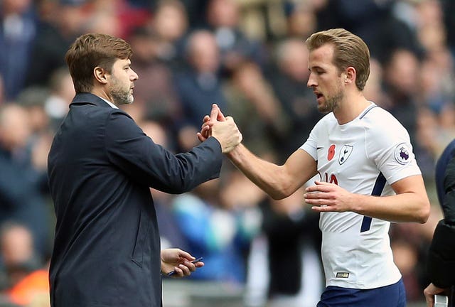 Harry Kane embraces Mauricio Pochettino