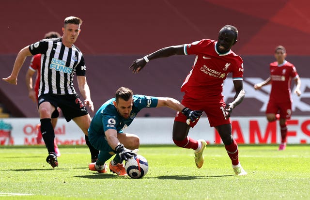 Liverpool's Sadio Mane tries to go around Newcastle United goalkeeper Martin Dubravka