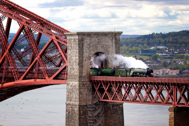 Flying Scotsman crosses Forth Bridge