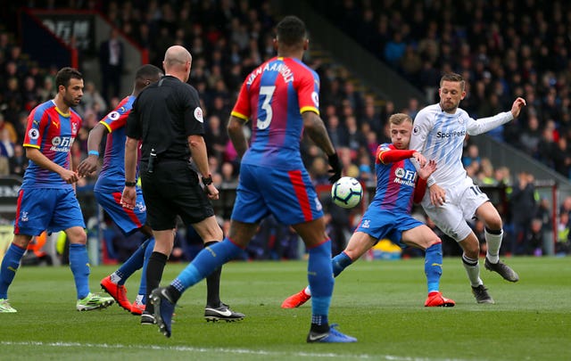 Palace’s Max Meyer (left) and Everton’s Gylfi Sigurdsson battle for the ball