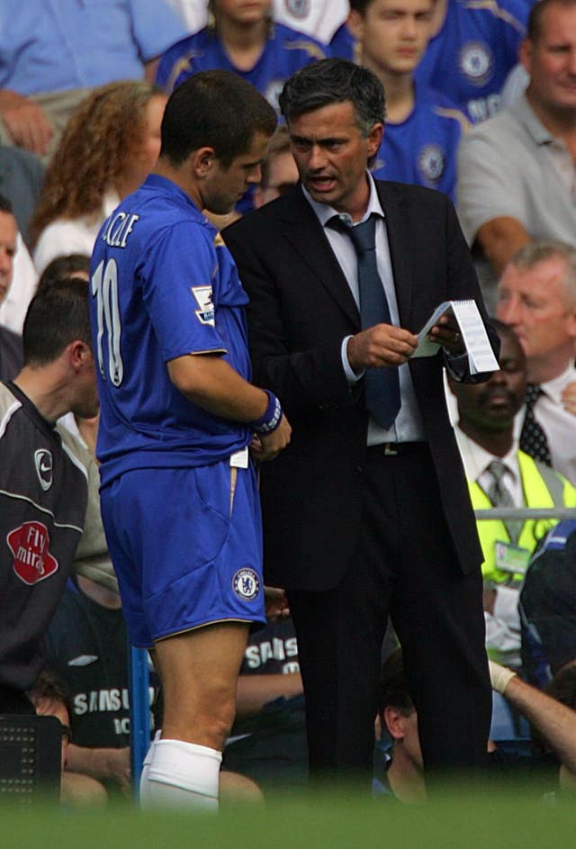 Jose Mourinho prepares to send on Joe Cole, left, against Sunderland in 2005