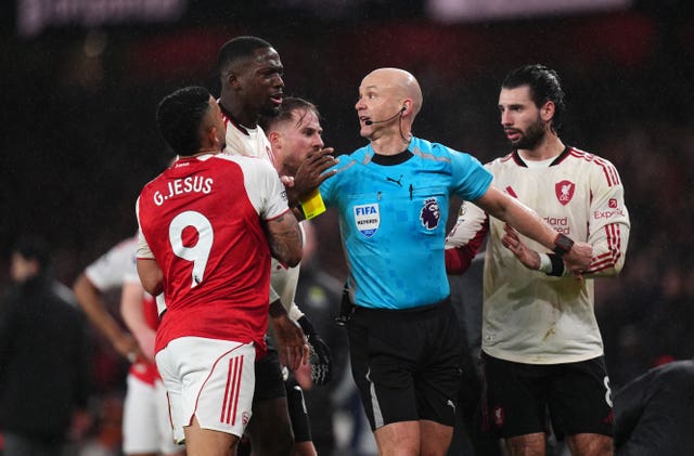 Anthony Taylor separates Arsenal and Liverpool players