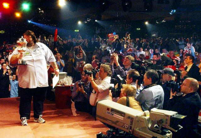 Andy Fordham kisses the trophy after his win 